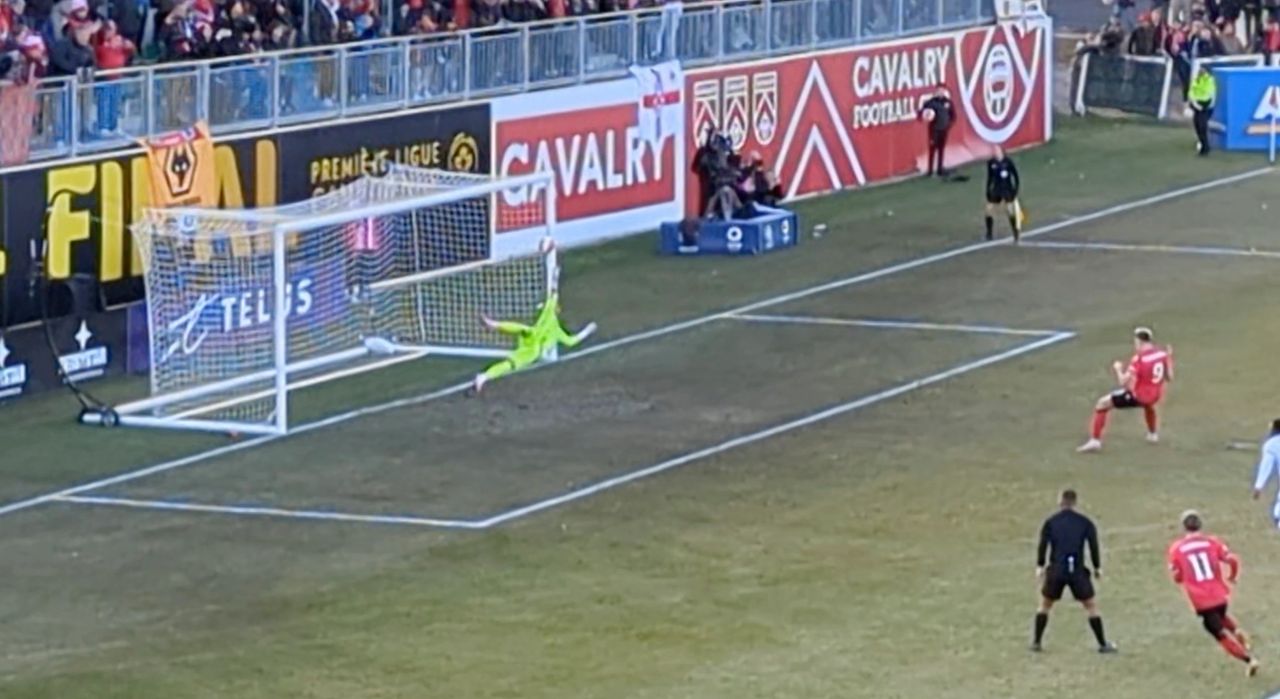 Tobias Warschewski anota el 1-0 de Penal para el Cavalry FC | 9-nov-2024