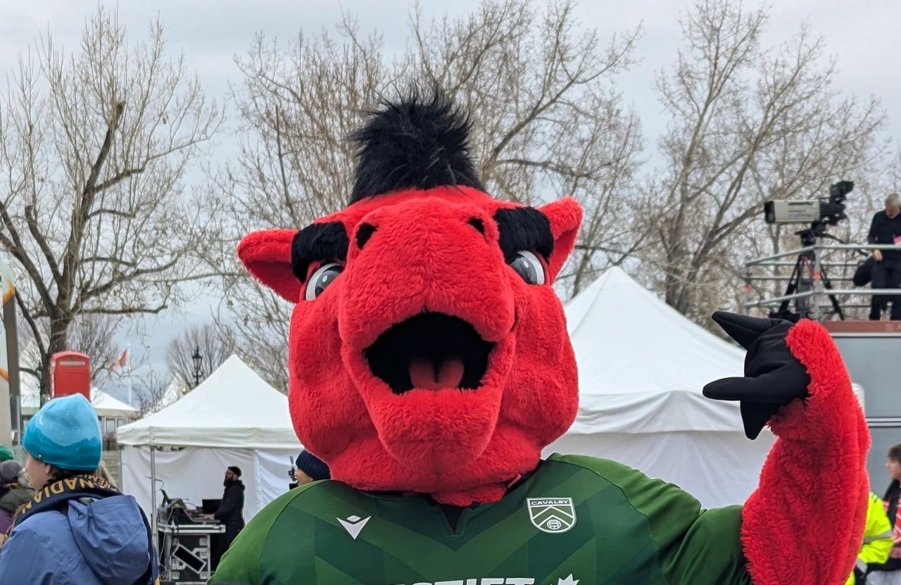 Mascota de Cavalry FC saluda previo a la final contra Forge FC | 09-nov-2024