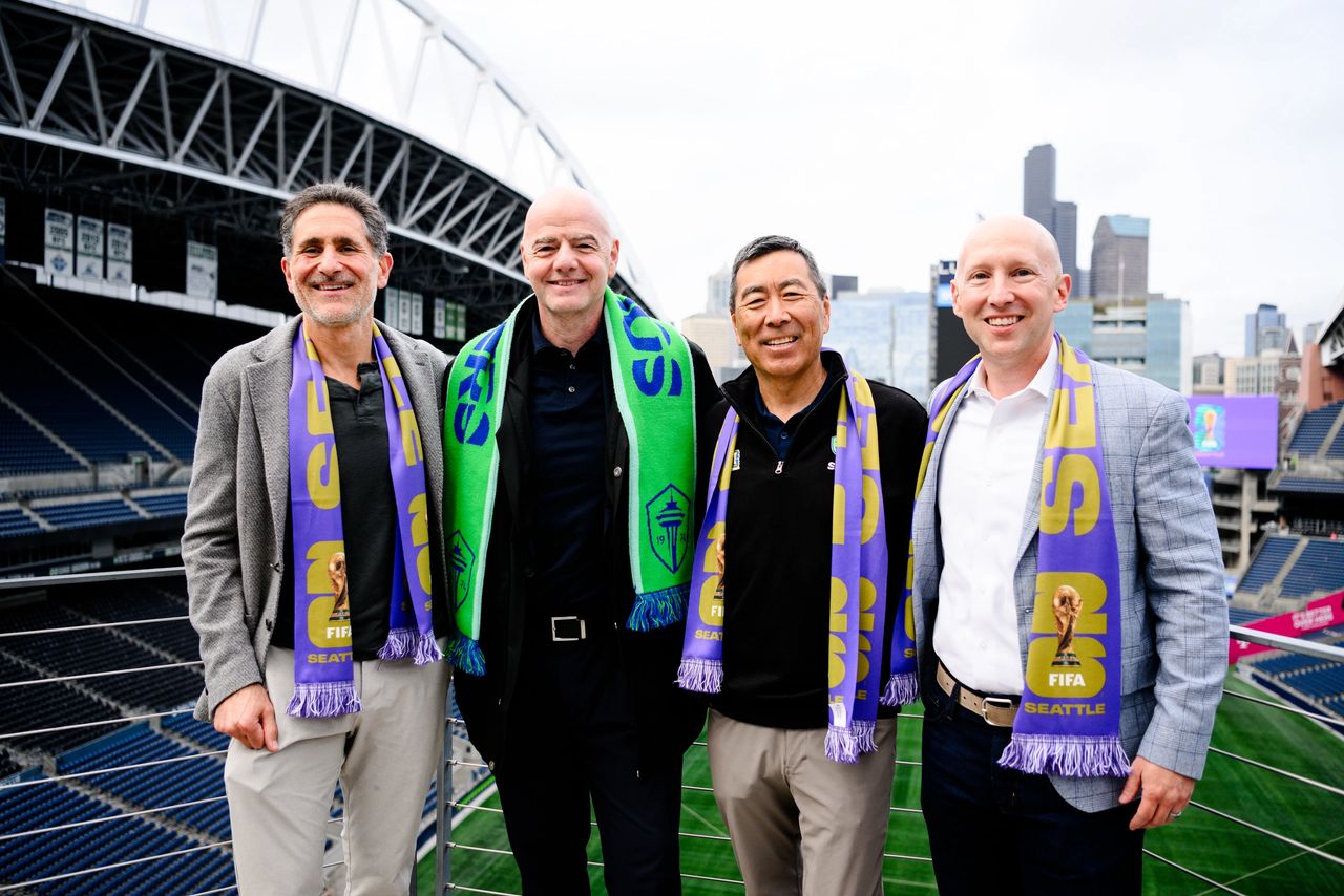 Gianni Infantino y representantes de los Seattle Sounders durante la presentación oficial del Mundial de Clubes 2025 en Seattle, WA. [Foto: Jane Gershovich - Sounders FC Communications (5406997)]