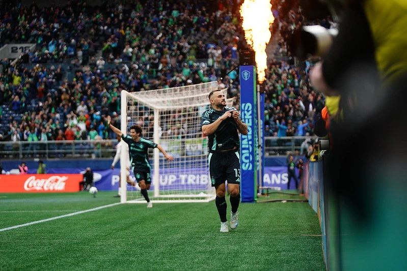 Jordan Morris con Paul Rothrock de fondo. La conexión de los de Seattle para el récord de Morris | [Foto: Mike Fiechtner / Sounders FC Communications (54374183193)] 