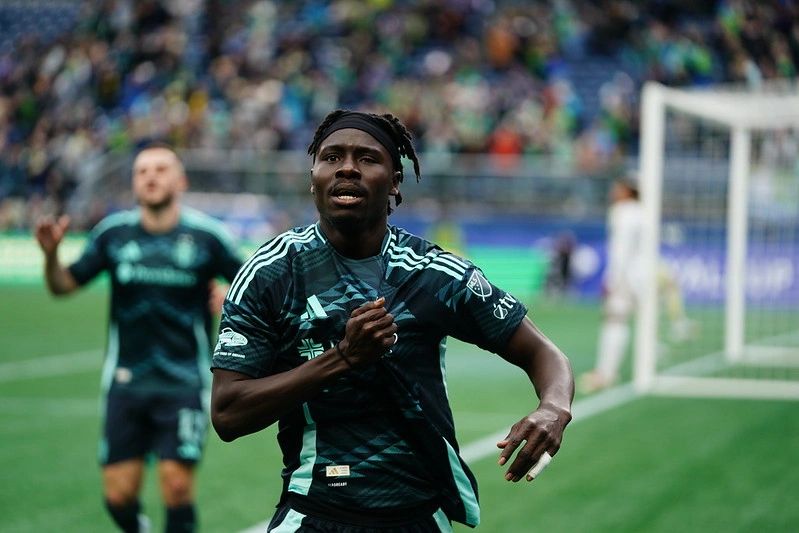 Georgi Minoungou celebra con la afición luego de asistir a Rusnák en el 5-2 para Seattle Sounders | [Foto: Mike Fiechtner / Sounders FC Communications (54373067377)]