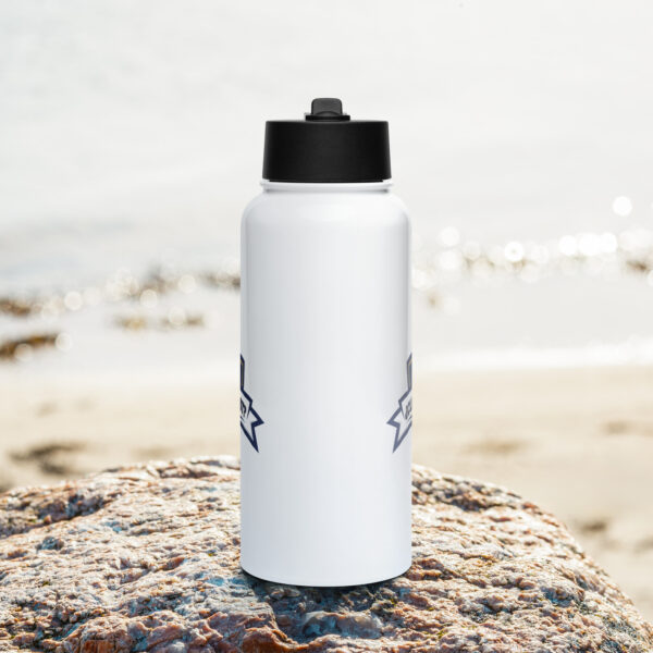 Stainless steel water bottle with a straw lid - Image 4